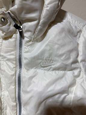 Nike Women's Therma-FIT Hooded Puffer Jacket with Faux Fur Trim White Size Large